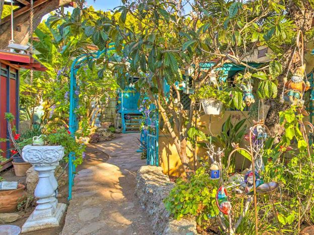 Beautiful Flower Garden Apartment *